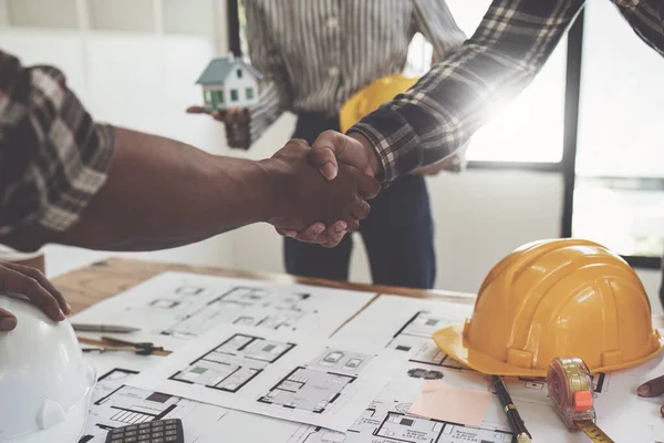 Architekt Und Ingenieur Bauarbeiter Beim Händeschütteln Nach Abschluss Einer Vereinbarung — Stockfoto