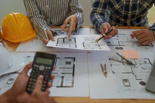 Professionelle Architekten Designer Statiker Team Kollegen Diskutieren Bauplan Design Projekt — Stockfoto