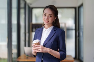 İş Belgeleri, Denetçi iş kadını belgeleri araştırıyor evrakları hazırlıyor ve analiz için rapor hazırlıyor. Vergi zamanı, muhasebeci Belgeleri iş yerinde veri ortaklığı anlaşması anlaşması.