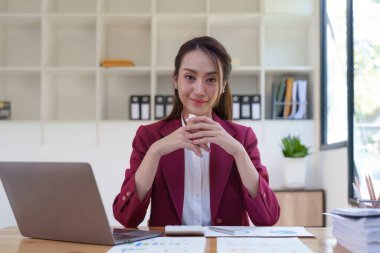 İş yerinde dizüstü bilgisayar kullanan bir kadın. İş kadını dizüstü bilgisayarın ekonomi raporunu hazırlıyor.