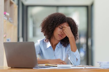Düşünceli, kafası karışmış genç afro-amerikan iş kadını dizüstü bilgisayara bakıyor. Haber, haber ya da e-posta okurken stres. Çevrimiçi problem, finansal hata, sorun yaratma.