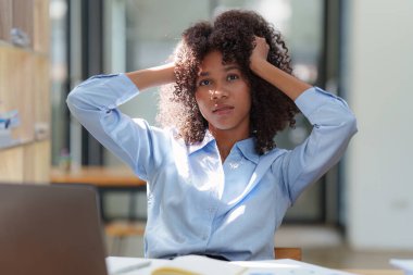 Düşünceli, kafası karışmış genç afro-amerikan iş kadını dizüstü bilgisayara bakıyor. Haber, haber ya da e-posta okurken stres. Çevrimiçi problem, finansal hata, sorun yaratma.