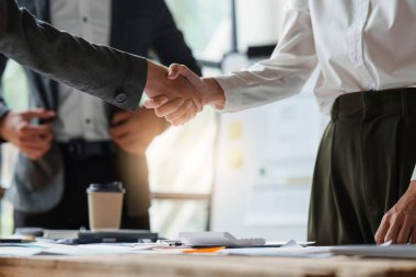 İş ortaklığı toplantısı konsepti. İmaj işadamlarının el sıkışması. Başarılı iş adamları iyi bir anlaşmadan sonra el sıkışıyorlar. Grup destek kavramı.