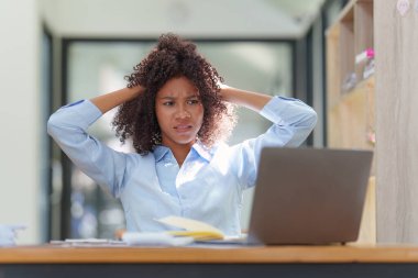 Düşünceli, kafası karışmış genç afro-amerikan iş kadını dizüstü bilgisayara bakıyor. Haber, haber ya da e-posta okurken stres. Çevrimiçi problem, finansal hata, sorun yaratma.