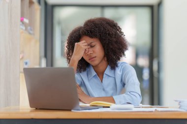 Düşünceli, kafası karışmış genç afro-amerikan iş kadını dizüstü bilgisayara bakıyor. Haber, haber ya da e-posta okurken stres. Çevrimiçi problem, finansal hata, sorun yaratma.