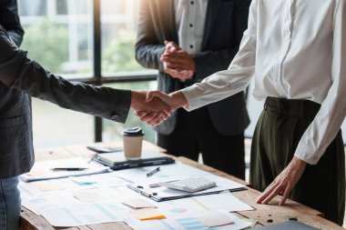 İş ortaklığı toplantısı konsepti. İmaj işadamlarının el sıkışması. Başarılı iş adamları iyi bir anlaşmadan sonra el sıkışıyorlar. Grup destek kavramı.