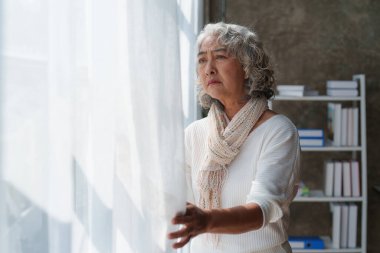 Düşünceli yaşlı kadın evde yalnız yaşlı bunak.