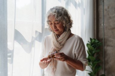 Düşünceli yaşlı kadın evde yalnız yaşlı bunak.