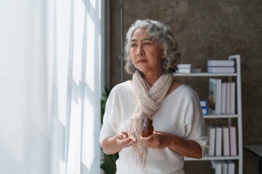 Düşünceli yaşlı kadın evde yalnız yaşlı bunak.