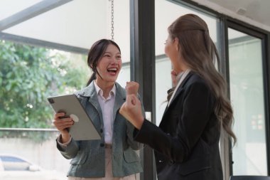 Asyalı İş Adamları kutlama ve birlikte çalışma konusunda heyecanlı hissediyorlar..