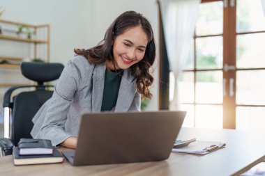 Finansal analist, şirket çalışanlarını analiz ediyor. Yatırım danışmanlığı, belge grafikleriyle çalışan şirketin mali raporunu inceliyor. Borsa Vergisi Fonu Finans Konsepti