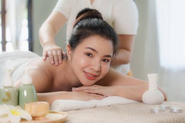 Genç bir kadın spa salonunda masaj yapıyor. Bir masör tarafından masaj yapılan bir kadın. Spa ve tıp konsepti.