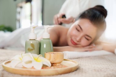 Genç bir kadın spa salonunda masaj yapıyor. Bir masör tarafından masaj yapılan bir kadın. Spa ve tıp konsepti.