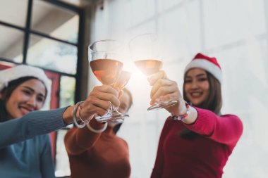 Doğum günü partisindeki arkadaşlar kadehlerini şampanya ve pizzayla tokuşturur, Noel tatilinin tadını çıkar, masada pizza var. Tatil Partisi etkinliği.