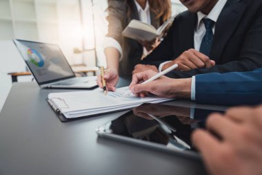 Finansal analist, şirket çalışanlarını analiz ediyor. Yatırım danışmanlığı, belge grafikleriyle çalışan şirketin mali raporunu inceliyor. Borsa Vergisi Fonu Finans Konsepti.