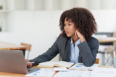 Finansal danışman, şirket muhasebecisi ve Afrikalı kadın. Faydaların incelenmesi, finansal başarının keyfi, iş yüksek sonuç.