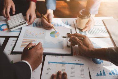 Şirketlerin karları hakkında finansal analizlerden oluşan iş ekibini kapatın. mali hata, strateji, buluşma kavramı.