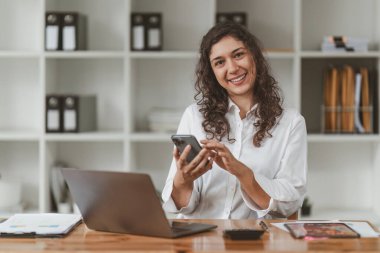 Yönetici iş adamları mali müfettişler hesap bakiyesi raporları hazırlıyorlar. İç Gelir ve Muhasebe kavramı.