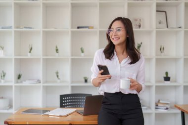 Yönetici iş adamları mali müfettişler hesap bakiyesi raporları hazırlıyorlar. İç Gelir ve Muhasebe kavramı.