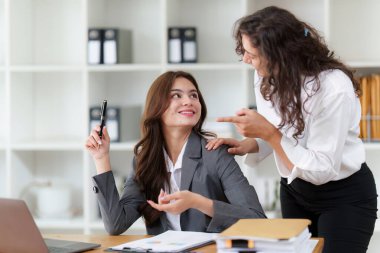 İş Adamları Toplantısı. Mali rapor evraklarını tartışmak ve beyin fırtınası yapmak için. Mali danışman ekip çalışması ve muhasebe kavramı.