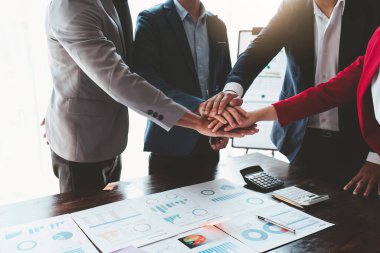 Asya iş adamlarının el ele çalışmalarını kapatın. Takım çalışması, Birlik, iş ekibi konsepti.