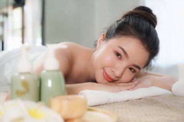 Genç bir kadın spa salonunda masaj yapıyor. Bir masör tarafından masaj yapılan bir kadın. Spa ve tıp konsepti.