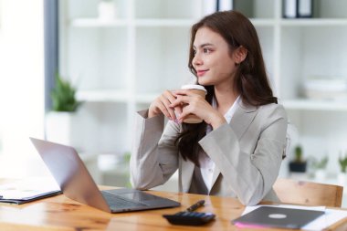 Yönetici iş adamları mali müfettişler hesap bakiyesi raporları hazırlıyorlar. İç Gelir ve Muhasebe kavramı.