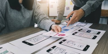 Şirketlerin karları hakkında finansal analizlerden oluşan iş ekibini kapatın. mali hata, strateji, buluşma kavramı.