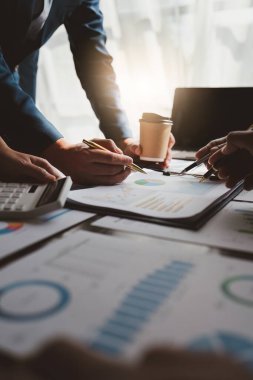 Şirketlerin karları hakkında finansal analizlerden oluşan iş ekibini kapatın. mali hata, strateji, buluşma kavramı.