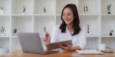 Yönetici iş adamları mali müfettişler hesap bakiyesi raporları hazırlıyorlar. İç Gelir ve Muhasebe kavramı.