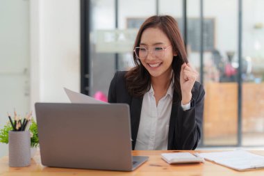 Yönetici iş adamları mali müfettişler hesap bakiyesi raporları hazırlıyorlar. İç Gelir ve Muhasebe kavramı.
