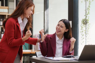 İyi bir takım çalışması sonucu konsepti. Heyecanlı başarılı iş adamları, zaferi kutluyorlar. Mutlu iş ekibi şirket toplantısında takım oluşturma etkinliğine katıldı..
