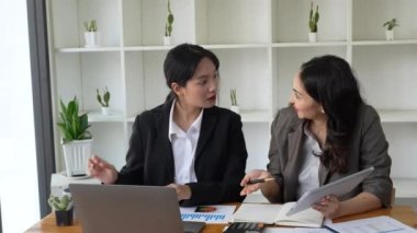 Şirketlerin mali analizlerinden oluşan bir iş ekibi karlarını grafiğe döker. finans, strateji, buluşma kavramı.