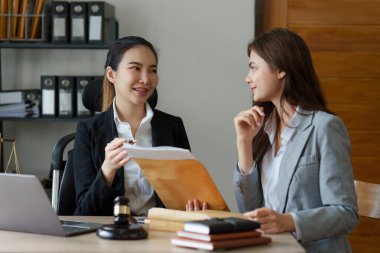 Ofiste çalışan bir avukat. Asyalı Avukatın ofisinde sözleşmesi ya da belgesi var. Hukuk, hukuk hizmetleri, danışmanlık, Adalet ve emlak kavramı.