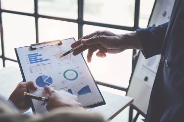 Şirketlerin karları hakkında finansal analizlerden oluşan iş ekibini kapatın. finans, strateji, buluşma kavramı.