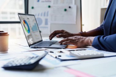 Şirketlerin karları hakkında finansal analizlerden oluşan iş ekibini kapatın. finans, strateji, buluşma kavramı.