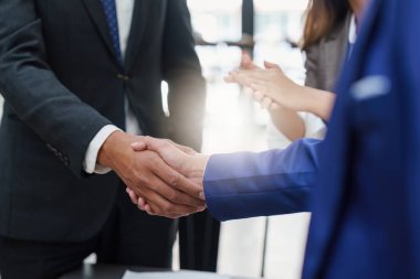 İş tokalaşıyor. Başarılı iş adamları iyi bir anlaşmadan sonra el sıkışıyorlar. Toplantı konsepti bitiriliyor.