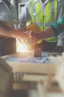 Tasarımlarla çalışan mimarlar. İnşaat mühendisi ekipleri birlikte çalışıyor. Foreman sektörü proje yöneticisi mühendislik takım çalışması.