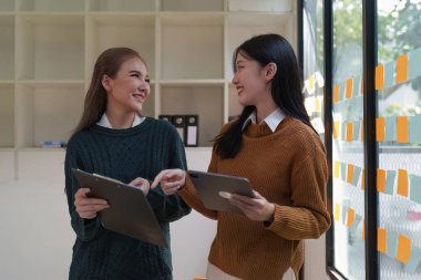Asyalı iş danışmanı toplantı ve analiz ve toplantı odasındaki mali raporun durumu. Fon Yatırım ve muhasebe kavramı.