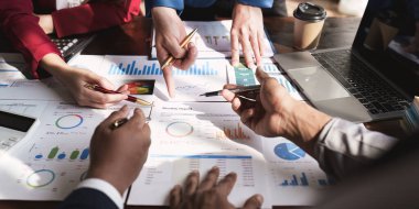 Şirketlerin karları hakkında finansal analizlerden oluşan iş ekibini kapatın. finans, strateji, buluşma kavramı.