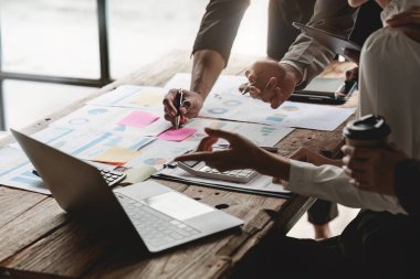 Bir grup ux geliştirici ve ui tasarımcı modern ofisteki uygulama arayüzü tasarımı hakkında beyin fırtınası yapıyorlar. Yaratıcı dijital geliştirme ajansı.