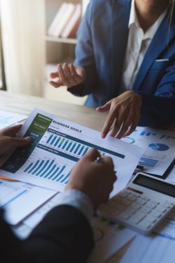 Şirketlerin karları hakkında finansal analizlerden oluşan iş ekibini kapatın. finans, strateji, buluşma kavramı.