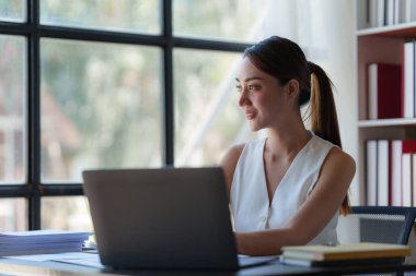 İç işlerinde çalışan Asyalı İş kadını mali raporları analiz ediyor. Muhasebe ve Finans kavramı.