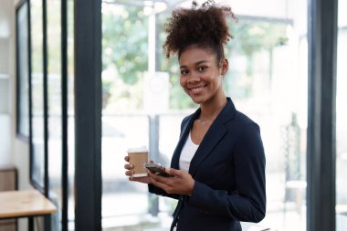 Finansal analist, şirket çalışanlarını analiz ediyor. Yatırım danışmanlığı, belge grafikleriyle çalışan şirketin mali raporunu inceliyor. Borsa Vergisi Fonu Finans Konsepti.