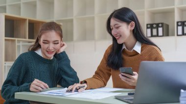 Asyalı iş danışmanı toplantı ve analiz ve toplantı odasındaki mali raporun durumu. Fon Yatırım ve muhasebe kavramı.