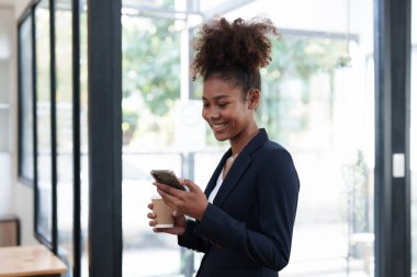 Finansal analist, şirket çalışanlarını analiz ediyor. Yatırım danışmanlığı, belge grafikleriyle çalışan şirketin mali raporunu inceliyor. Borsa Vergisi Fonu Finans Konsepti.