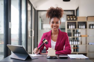 Ofiste çalışan bir avukat. Asyalı Avukatın ofisinde sözleşmesi ya da belgesi var. Hukuk, hukuk hizmetleri, danışmanlık, Adalet ve emlak kavramı.