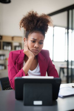 Düşünceli, kafası karışmış genç afro-amerikan iş kadını dizüstü bilgisayara bakıyor. Haber, haber ya da e-posta okurken stres. Çevrimiçi problem, finansal hata, sorun yaratma.