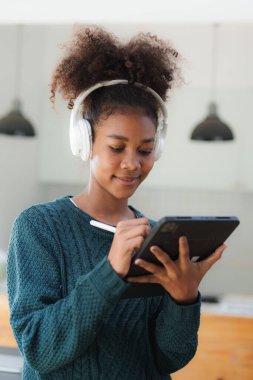 Finansal analist, şirket çalışanlarını analiz ediyor. Yatırım danışmanlığı, belge grafikleriyle çalışan şirketin mali raporunu inceliyor. Borsa Vergisi Fonu Finans Konsepti.