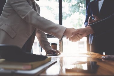 İş tokalaşıyor. Başarılı iş adamları iyi bir anlaşmadan sonra el sıkışıyorlar. Toplantı konsepti bitiriliyor.